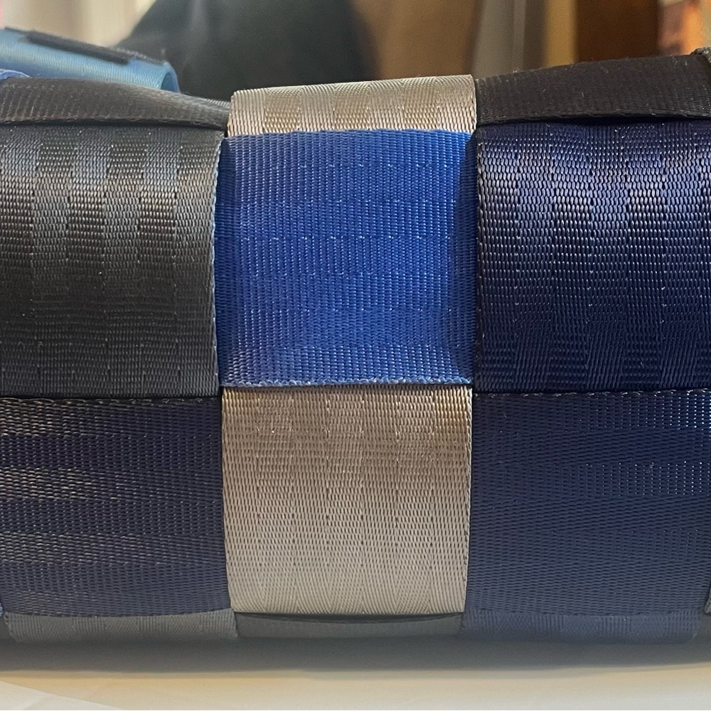 Harveys seatbelt handbag - Picture 3 of 3